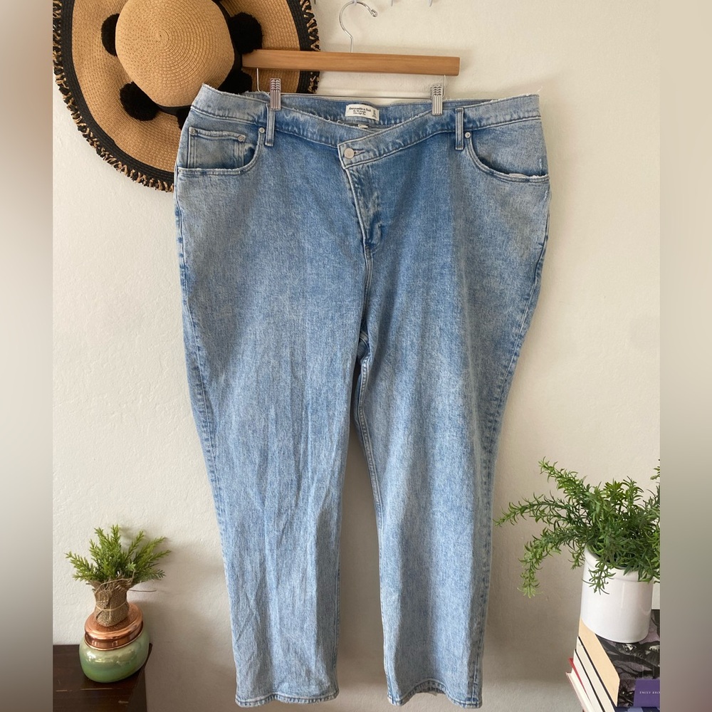 Abercrombie & Fitch 90’s Straight Ultra High Rise Curve Love Jeans - Picture 3 of 16